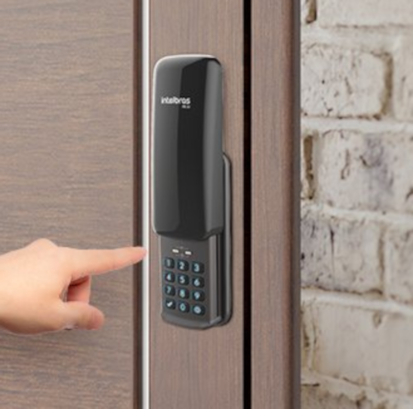 Fechadura digital Intelbras FR 10 com teclado touchscreen compacto