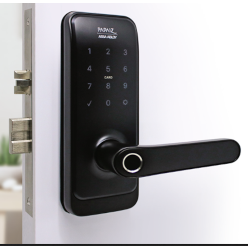 Fechadura digital Papaiz SL205 instalada em porta residencial